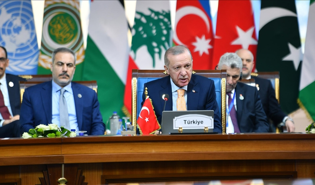 D-8 Özel Oturumu'ndaki sözlerine Erbakan'ı anarak başlayan Erdoğan: İsrail'e ambargo uygulamalıyız